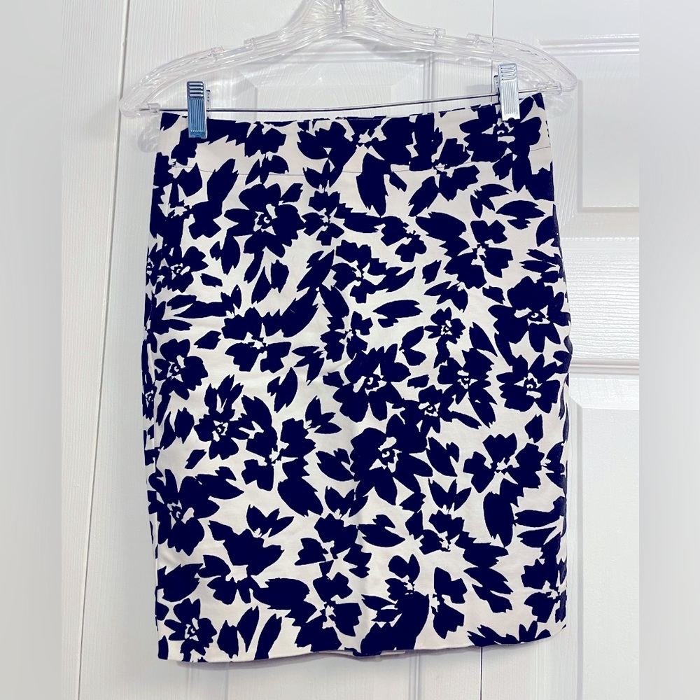 LOFT petite black and white Pencil Skirt size 00P